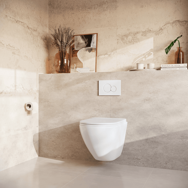 Modernes wandhängendes WC mit weißer Betätigungsplatte vor einer gefliesten Wand in einem stilvoll eingerichteten Badezimmer.