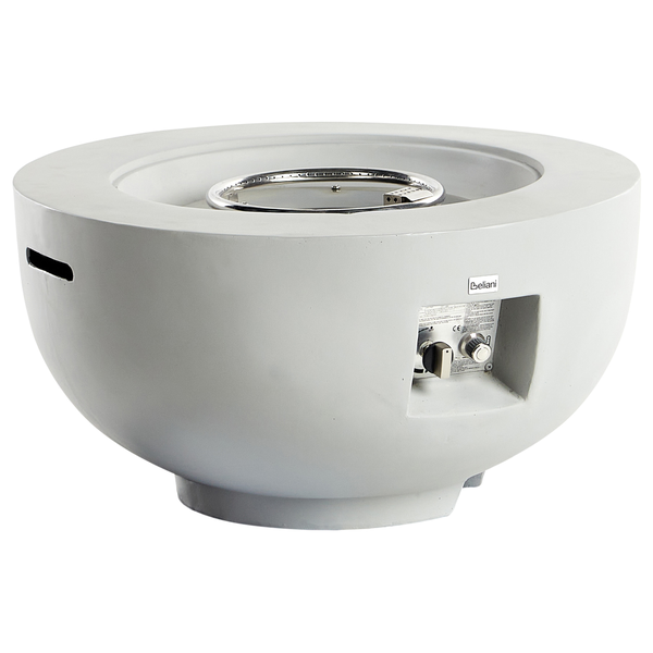 Moderne Terrasse mit einer runden Gasfeuerschale aus Beton, einer überdachten Außenküche und einem angrenzenden Waldgebiet.