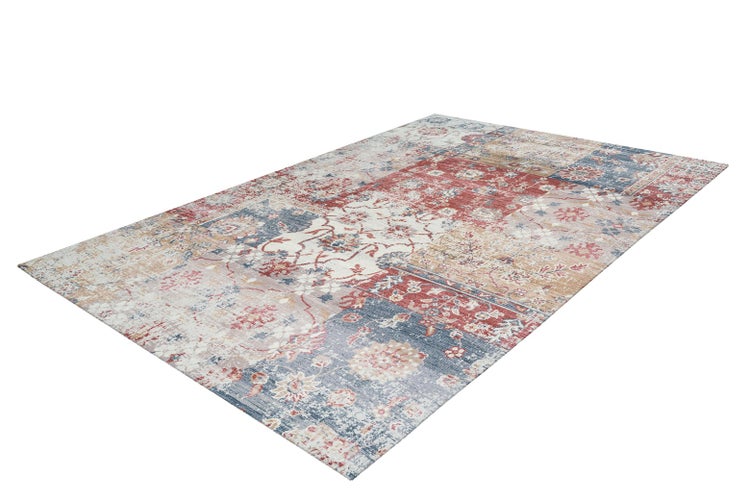 Rechteckiger Kurzflor-Teppich im Vintage-Patchwork-Design mit floralen Ornamenten in Rot, Blau und Beige.