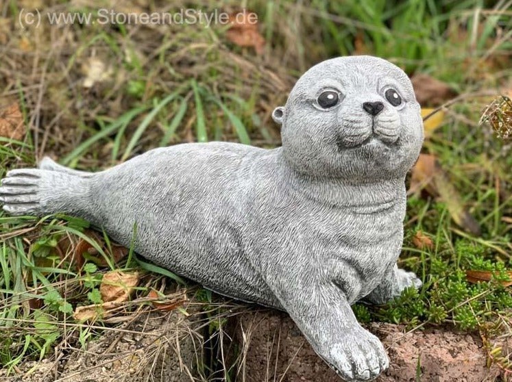 Steinfigur Robbe als wetterfeste Gartenfigur aus Steinguss zur Dekoration für Außenbereiche im Garten.