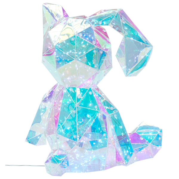 Dekorativer Hase aus Kunststoff mit LED Beleuchtung auf einer Kommode mit Dekorationsartikeln.