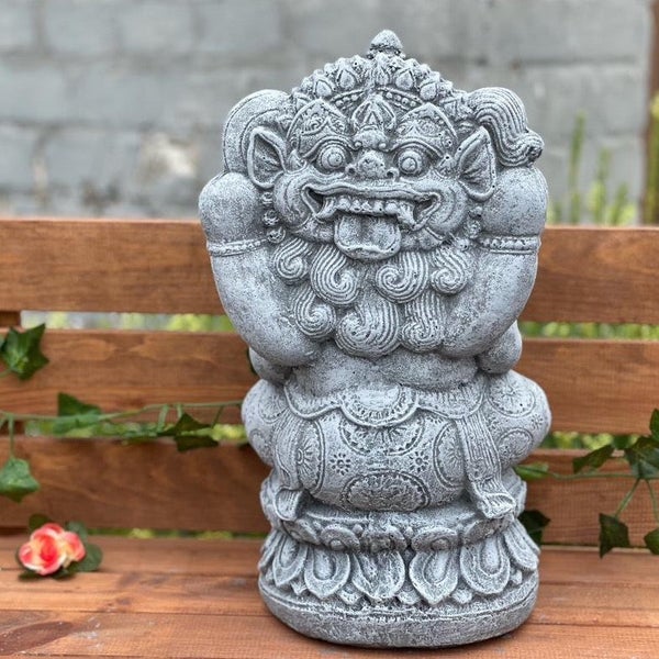 Dekorative Steinskulptur im balinesischen Stil als Gartenfigur für den Außenbereich