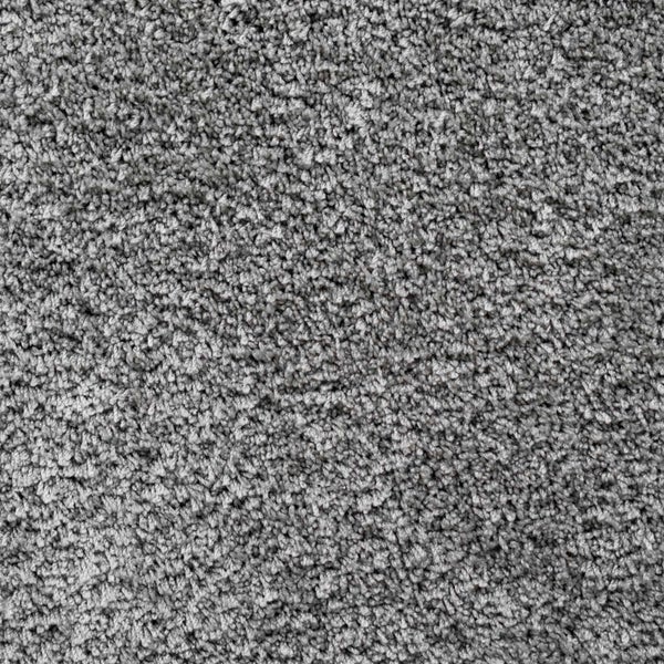 Hochflor-Teppich in Grau, Detailansicht der dichten und weichen Textur.
