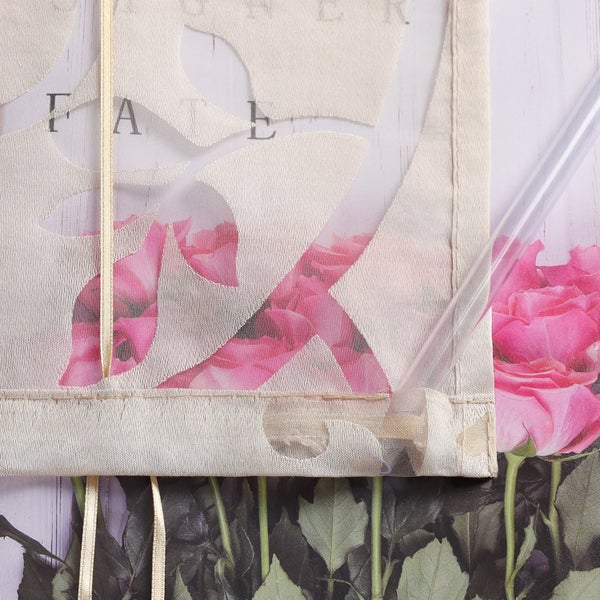Dekoratives Fensterrollo mit Blumenmuster