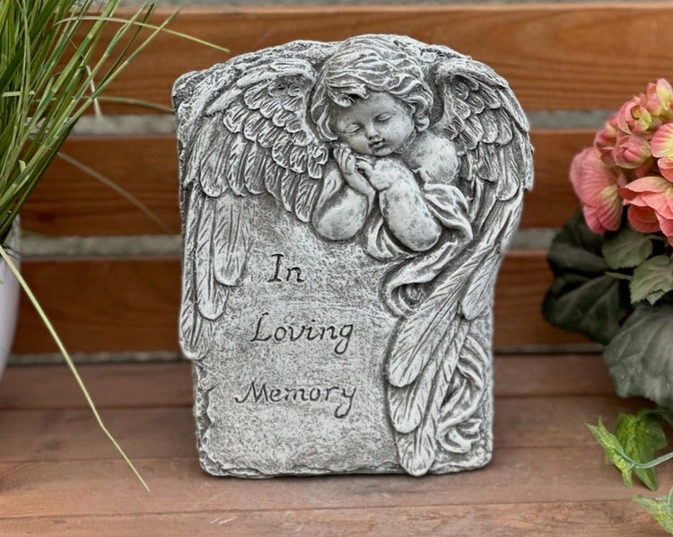 Gedenkstein in Steinoptik mit schlafendem Engel und Gravur In Loving Memory, Grabschmuck.
