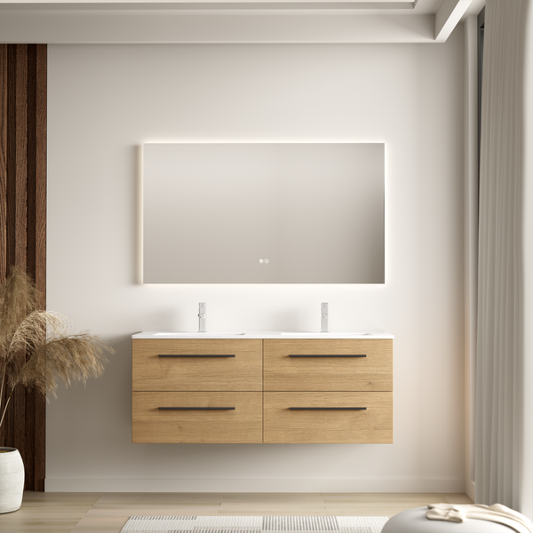Modernes Badezimmer mit hängendem Doppelwaschtisch in Holzoptik und beleuchtetem Wandspiegel.
