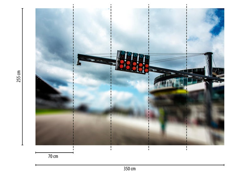Vlies-Fototapete mit Rennsport-Motiv, Startampel über einer Rennstrecke, Breite 350 Zentimeter, Höhe 255 Zentimeter, bestehend aus 5 Bahnen.