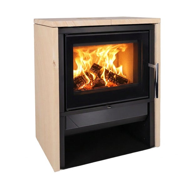 Moderner Kaminofen mit Natursteinverkleidung und brennendem Holzfeuer hinter einer Sichtscheibe.