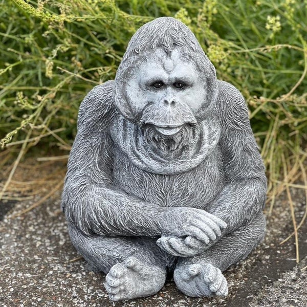 Gartenfigur Gorilla aus wetterfestem Kunststein, sitzende Affenfigur als Dekoration für den Außenbereich.