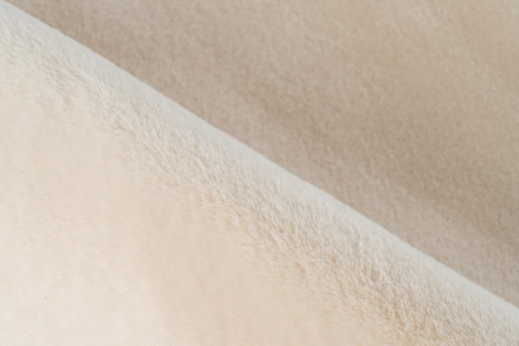 Nahaufnahme von weichem Kunstfell mit dichter Textur.