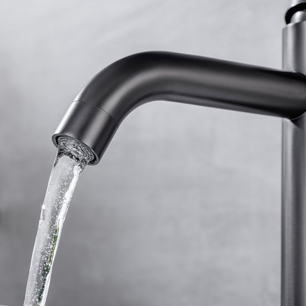 Moderne Armatur mit fließendem Wasserstrahl aus der Auslauföffnung
