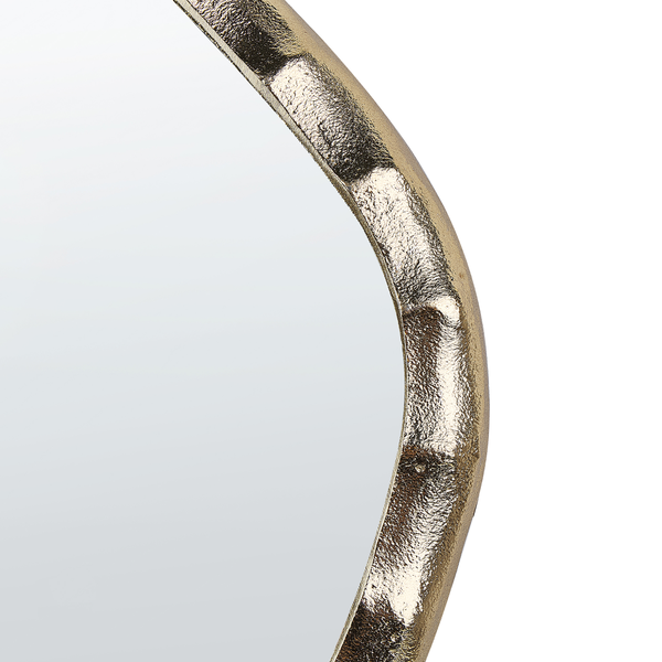 Detailaufnahme eines Spiegels mit einem Rahmen