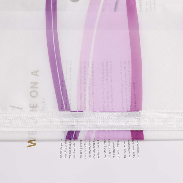 Transparenter Schiebevorhang aus Kunstfaser mit vertikalen Streifen und modernem Schriftzug.