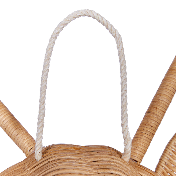 Nahaufnahme einer Flechtkorb-Tasche mit Seilgriff