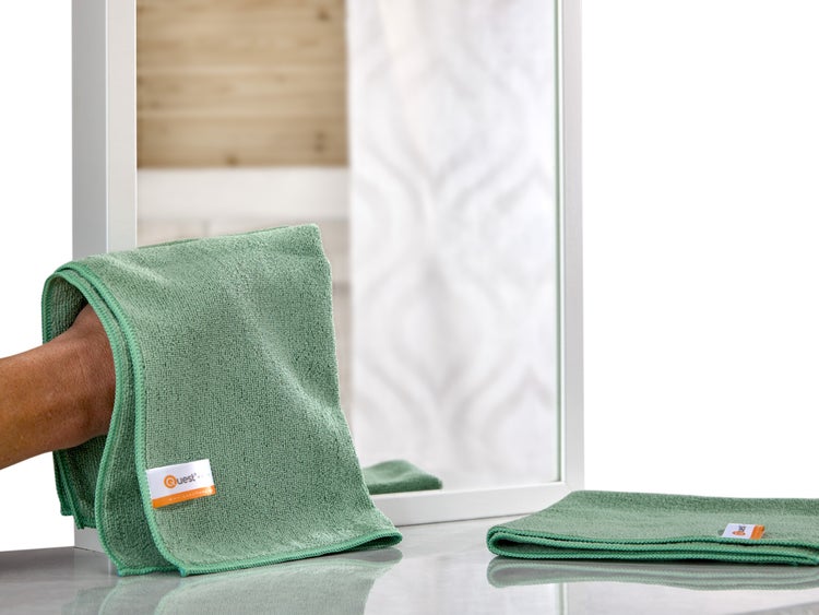 Grünes Mikrofasertuch vor einem Spiegel