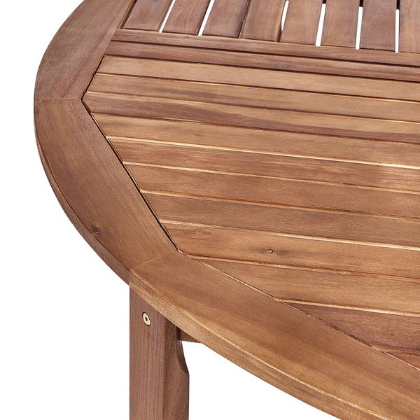 Nahaufnahme einer Garten-Tischplatte aus Holz mit Lattenstruktur.