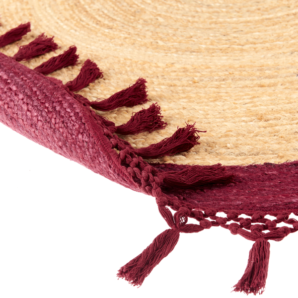 Runder Teppich aus Jute mit Fransen und ein runder Tischset aus geflochtenem Material