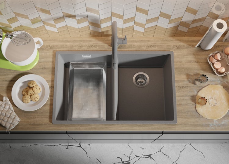 Küchenspüle mit Abtropffläche und Mischbatterie auf einer Küchentheke mit Backutensilien.