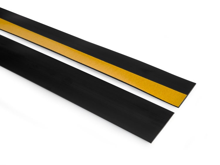 Schwarze Sockelleiste mit Klebestreifen