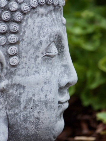 Buddha Kopf Gartenfigur aus Steinguss in Detailaufnahme