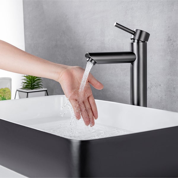 Moderne Einhebel Waschtischarmatur an einem Waschbecken mit fließendem Wasser und Hand.