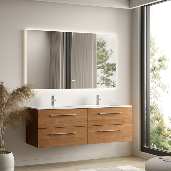 Moderner Doppelwaschtisch mit Holz Unterschrank und beleuchtetem Spiegel in einem hellen Badezimmer mit Fenster.