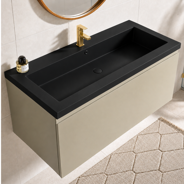 Moderner Waschtisch mit schwarzem Einbauwaschbecken und goldener Armatur, montiert auf einem hellen Unterschrank in einem Badezimmer.