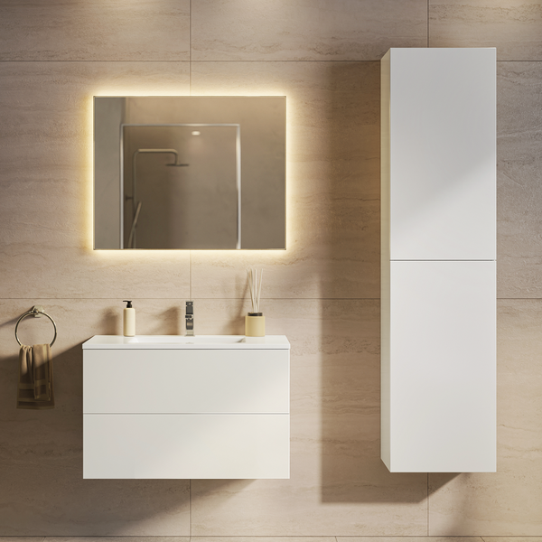 Modernes Badezimmermöbel Set mit Waschtischunterschrank, Hochschrank und beleuchtetem Spiegel vor gefliester Wand in einem Badezimmer.