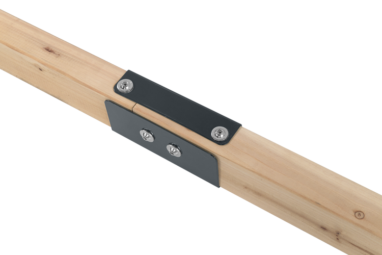 Holzbalken verbunden mit Winkelverbinder und Schrauben