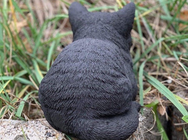 Gartenfigur einer Katze aus Stein in realistischer Felloptik für die Gartendekoration.