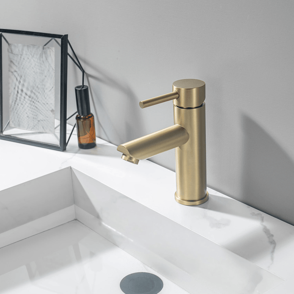 Moderne Einhebel Waschtischarmatur in matter Oberfläche auf einem weißen Waschbecken mit Marmoroptik und Accessoires.