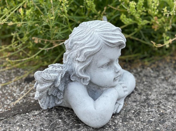 Steinfigur Engel liegend als Gartendekoration aus witterungsbeständigem Material