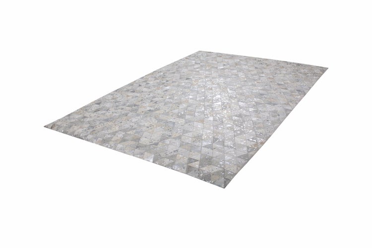Rechteckiger Kuhfellteppich mit geometrischem Dreieck-Patchwork-Design und silbernen Metallic-Details.