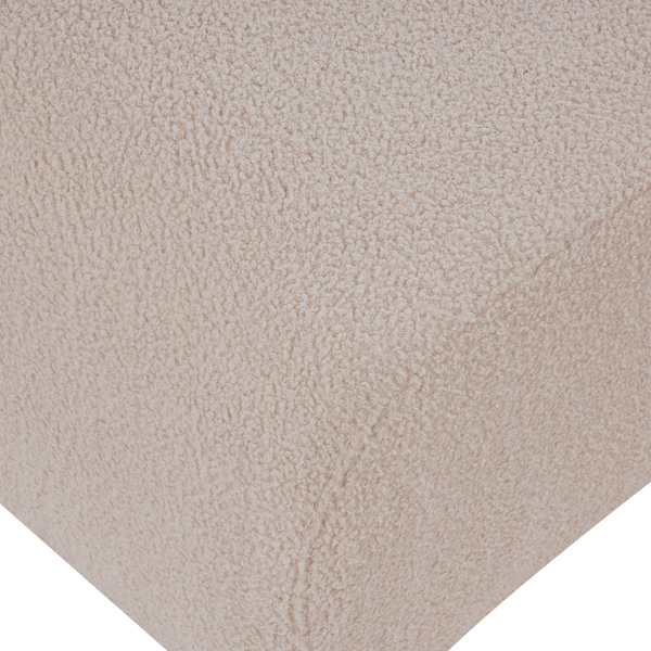 Nahaufnahme eines Sitzwürfels mit Teddyplüschbezug