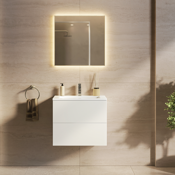 Modernes Badezimmer mit Waschtisch, wandhängendem Unterschrank, LED Spiegel und Handtuchring an einer Wand mit Natursteinoptik Fliesen.