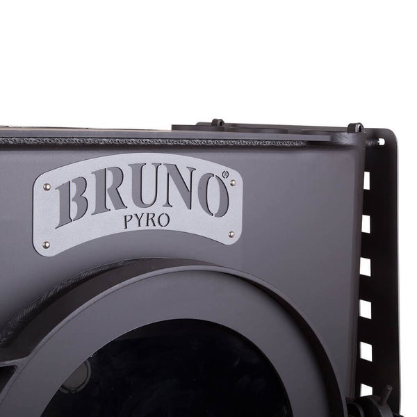 Detailansicht eines Ofens mit Bruno Pyro Logo.