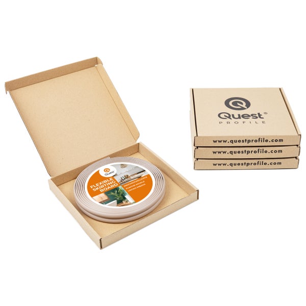 Flexible Sockelleiste in einer geöffneten Pappschachtel und drei gestapelte, geschlossene Pappschachteln