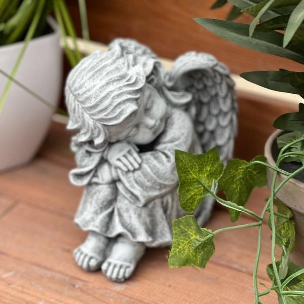 Steinfigur Engel, schlafend, Gartendekoration aus Kunststein für den Außenbereich