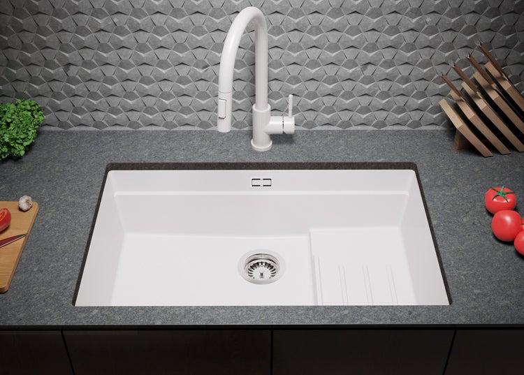 Spüle mit Spültischarmatur in einer Küche