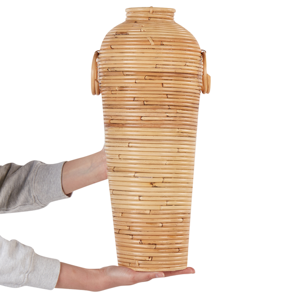 Wohnzimmer mit Kommode, Lampe, Pflanze und Wandbehang im Makramee-Stil