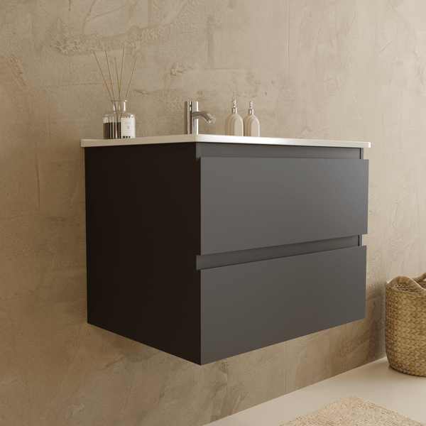 Wandhängender Waschbeckenunterschrank mit zwei Schubladen, Waschtisch und Armatur in einem modern gestalteten Badezimmer.