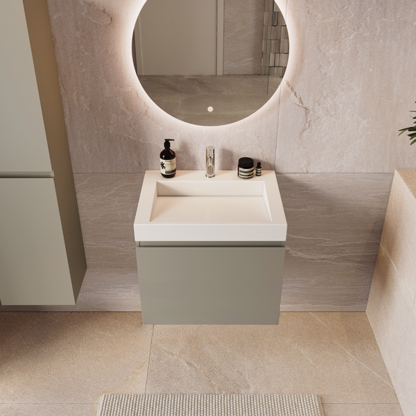 Modernes Badmöbel Set mit Waschbecken und rundem LED Spiegel vor einer Steinoptik Wand