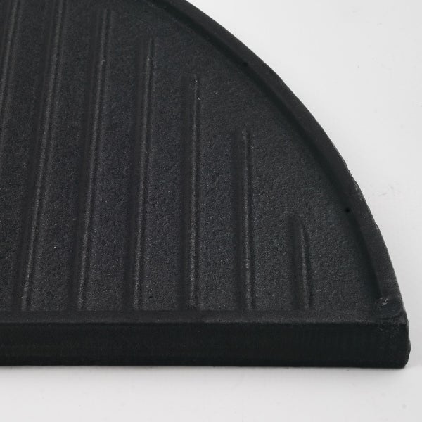 Schwarze Grillplatte aus Gusseisen mit Rillen