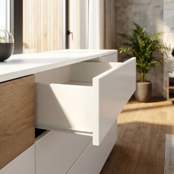 Küchenschrank mit offener Schublade in hellem Raum