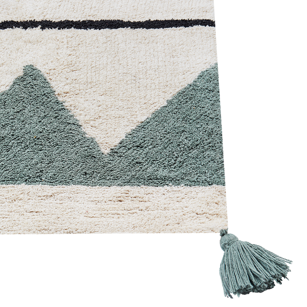 Detailansicht eines Teppichs mit geometrischen Mustern und Quaste