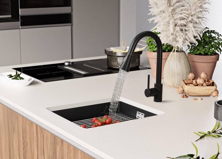 Küchenspüle mit Armatur und laufendem Wasser, Tomaten und Abtropfgestell