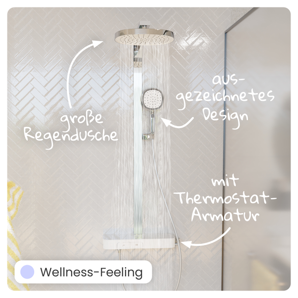 Modernes Duschsystem mit großer runder Regendusche, Handbrause und weißer Thermostat-Armatur vor einer hellen Wand mit Fliesen in Fischgrätoptik.