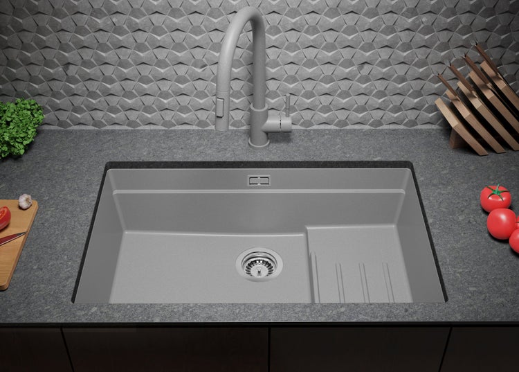 Spüle mit Wasserhahn auf einer Küchentheke