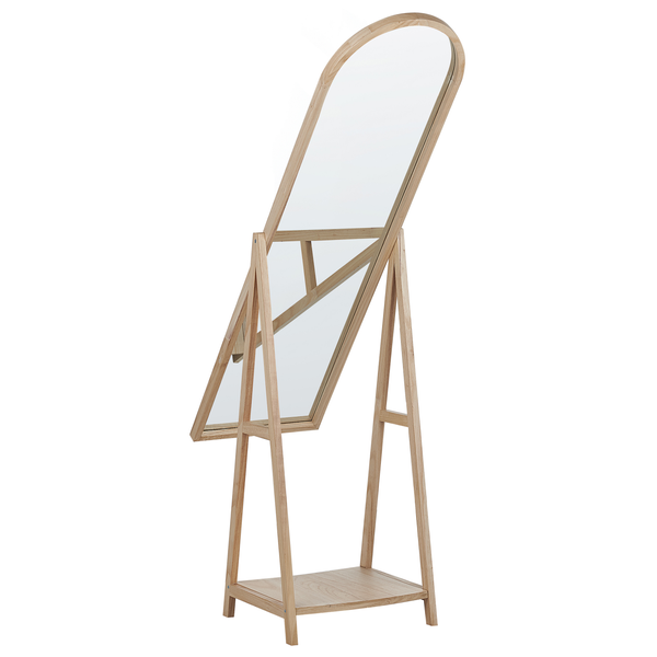 Freistehender Ganzkörperspiegel mit gewölbtem Holzrahmen und integrierter Ablage am Sockel.