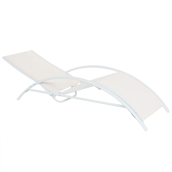Weiße Sonnenliege mit geschwungenem Metallgestell und Textilbespannung.